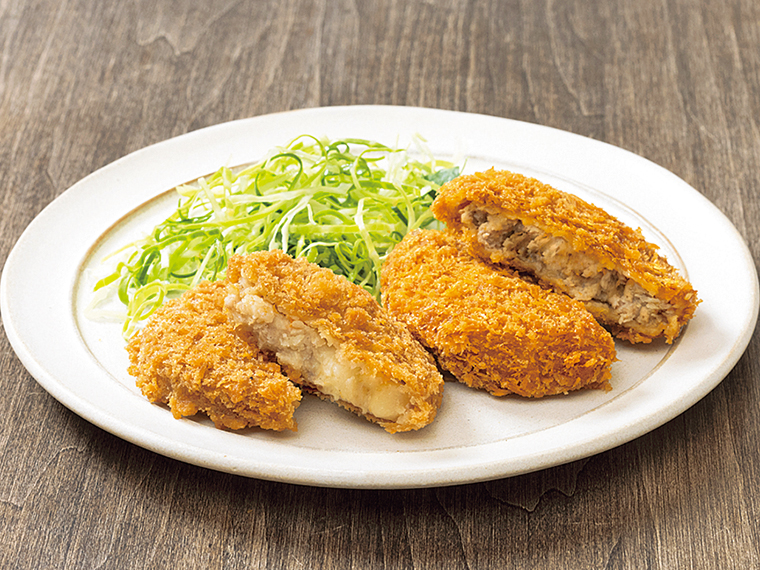 写真左から、ホクホクなじゃがいもと国産野菜がふんだんに入る「白河コロッケ」（130円）、白河高原清流豚100％を使用し、ジューシーで食べごたえも抜群の「白河メンチ」（170円）