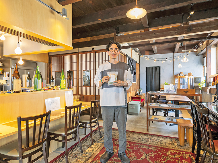 「ここに集まる人が楽しい時間を共有してほしい」と話す祐輔さん。懐かしくて温かい空間で、こだわりのこんにゃく料理をゆっくり堪能できる。DJブース型のカウンターを囲み、客同士の交流も生まれている