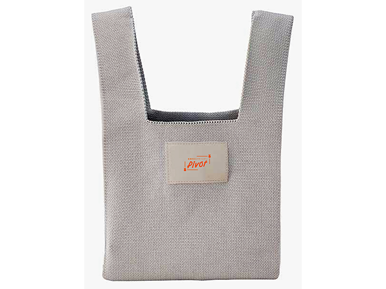 Pivotのロゴが入ったニットバッグ。買い物やちょっとしたお出かけにも使える