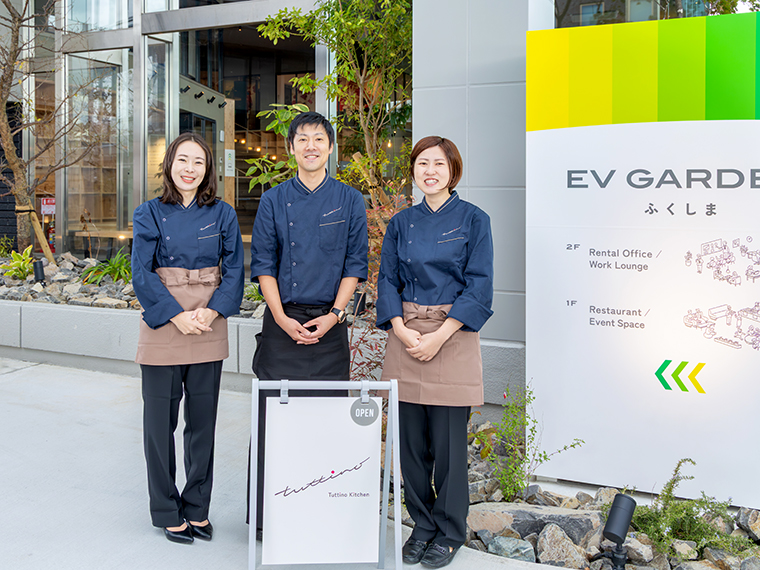 「明るく開放的な空間で、食事や会話を楽しんでほしいです」と店長の小野さん(中央)