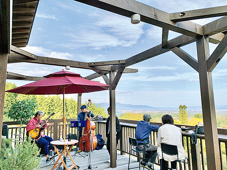 福島市内を見渡す眺めの良いテラスでは、心地よい音楽の演奏会も