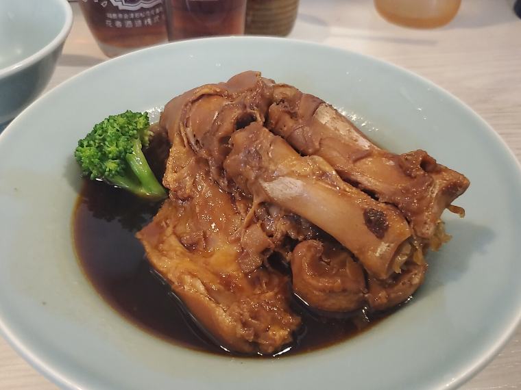 醤油でじっくり煮込まれた豚足のぷるぷる(550円)