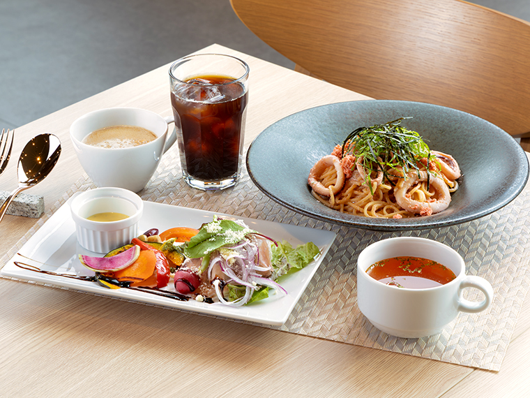 「真イカと大葉のたらこバターパスタ」(1,780円)。ランチメニューは季節のパスタやピザなどのメイン料理に、スープとサラダが付く。セットドリンクバーはプラス400円(単品500円)