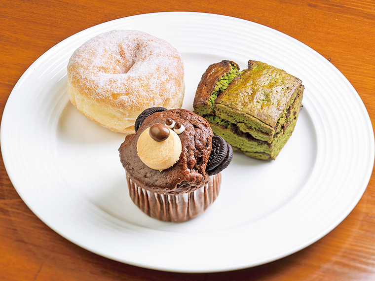 かわいい見た目だけでなく、素材の味を生かした味わいも人気の「くまフィン」（350円）、「ドーナツ」（300円）、「スコーン」（300円～）はテイクアウトもOK