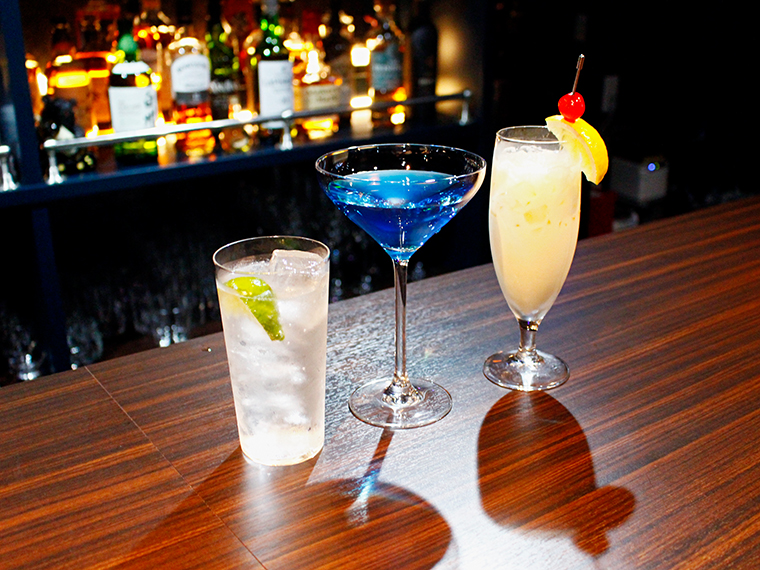 左から「ジントニック」「スカイダイビング」「ピニャコラーダ」のカクテル