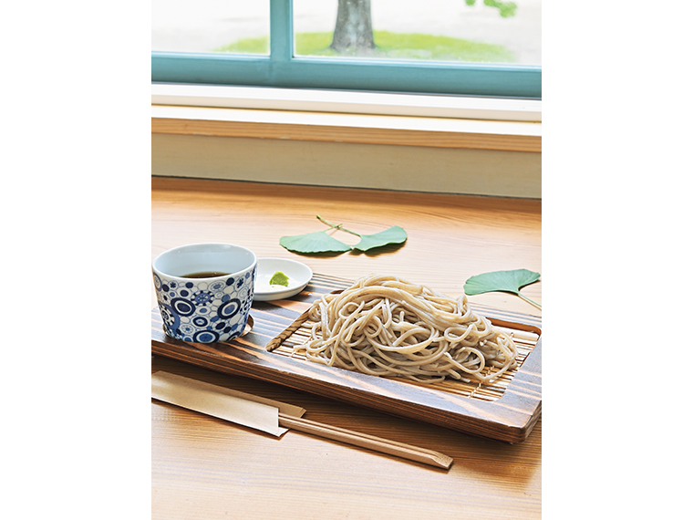 こだわりの器がかわいい「せいろ蕎麦」(880円)。食後は「本日のケーキ」(330円)もおすすめ。フードはドリンクとセットで50円引き