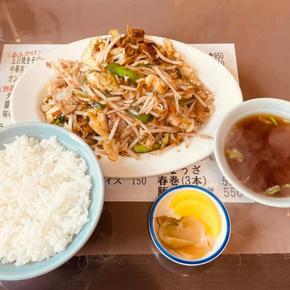 たっぷり野菜と新鮮もつが味噌と絡む「もつ野菜味噌炒め定食」は950円(部員提供)