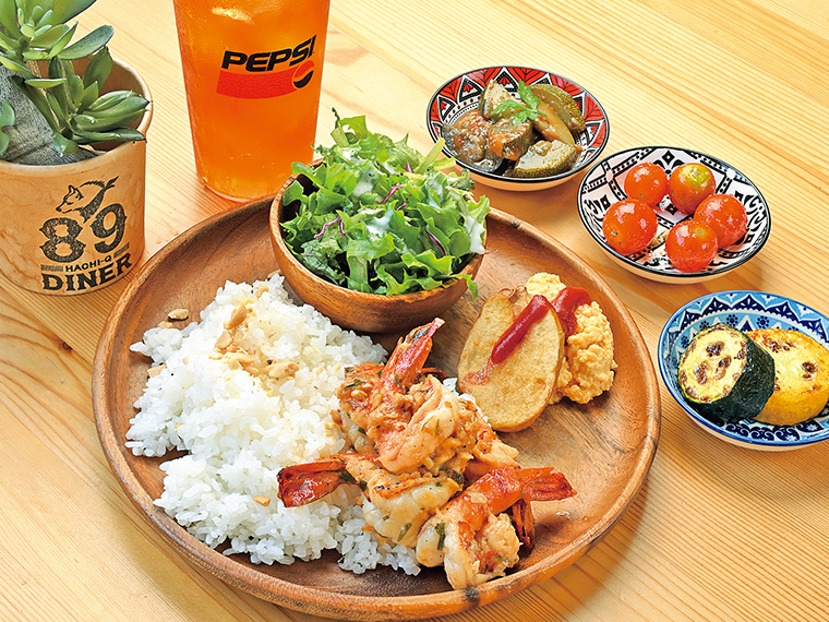 「えびごはんセット」はサイドディッシュとドリンクが付いて1,680円。味付けはガーリックシュリンプかレモンバターから選べる