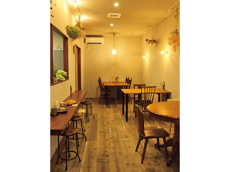 古道具やドライフラワーをセンスよく取り入れたナチュラルヴィンテージな空間