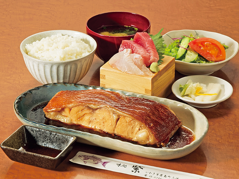 「本日の煮魚定食」。取材日の煮魚はふっくらとした大きなメヌケ。濃すぎない味付けが魚のうまみを引き立てている。思わず箸が止まらなくなるおいしさだ
