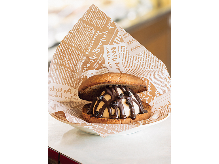 特製黒にんにくチョコレートソースをかけた「アイスバーガー」(450円)。黒にんにくの風味がアイスクリームによく合う。刻んだ黒にんにくがまぶされ、食感も楽しい