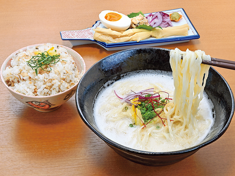 穂先メンマ、鯛フレークなどのトッピングは「味の変化を楽しんでほしい」と別皿で提供。「鯛めし」(400円)と合わせて“鯛づくし”を味わって