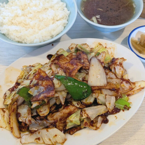 キャベツと豚バラに甘辛い甜麺醤。「回鍋肉定食」は950円(部員提供)