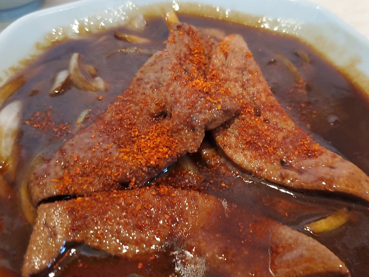 褐色に降り注ぐ鮮やかな赤