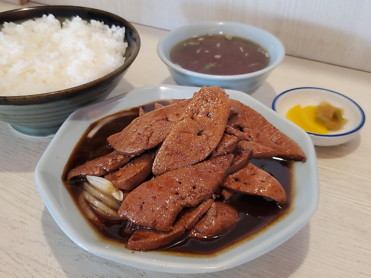 大昇楼さんと言えばレバー焼き、レバー焼きと言えば大昇楼さん(950円)。たくあんと搾菜の組み合わせもうれしい