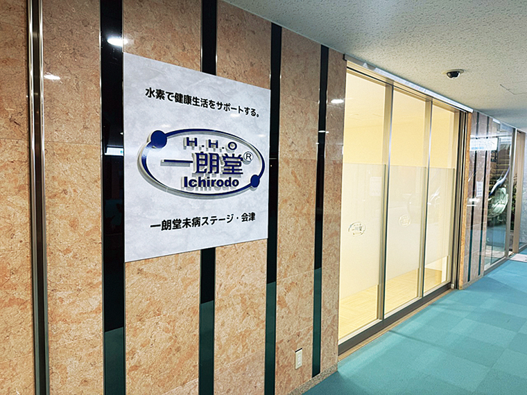 サロンと同じ地下1階にはカフェやコンビニ、美容室もある