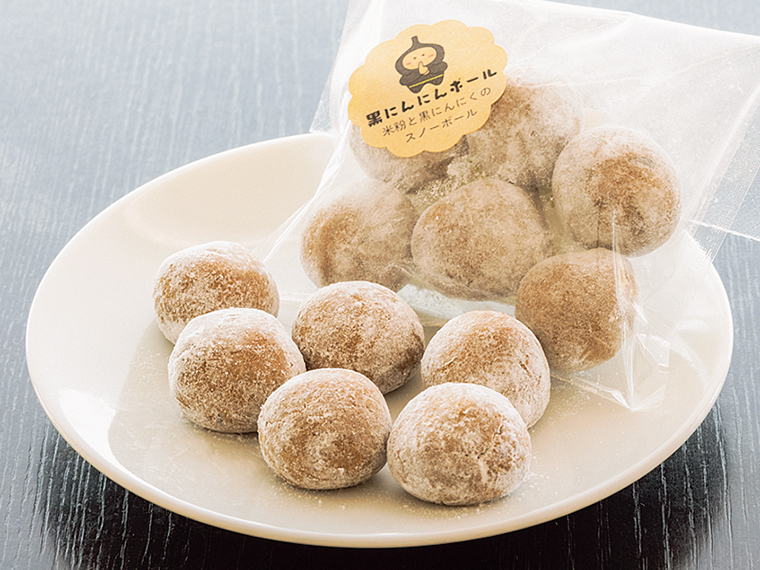 「黒にんにんボール」(250円・6個入り)。口の中で自然と崩れる軽い食感。黒にんにくの風味と深い甘さが洋菓子にもよく合う。小さな子どものファンも多いのだとか