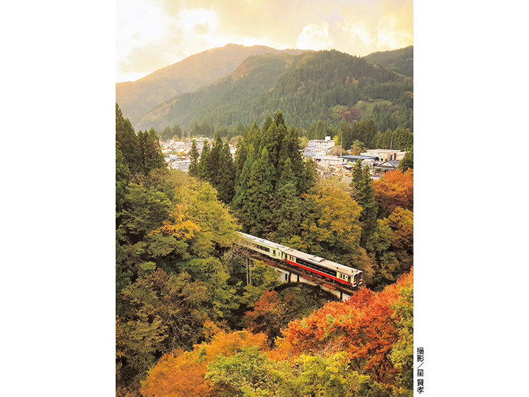 【紅葉の中を走る只見線列車（大沼郡三島町宮下地内）※2024年10月下旬撮影】［撮影機種：Canon EOS R5、シャッター速度1／800、F10、絞り優先］