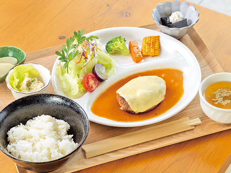 「ハンバーグセット」(1,430円・数量限定)。写真のチーズと和風おろしがある