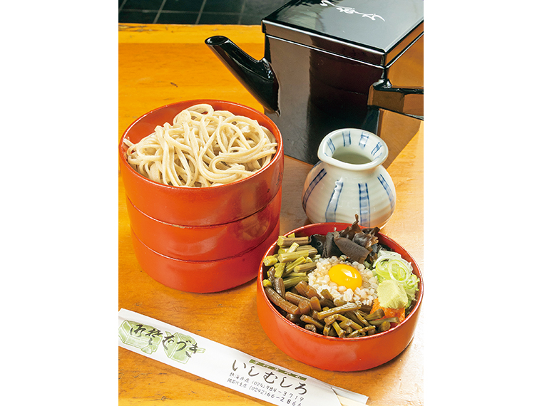 「割子そば」（1,500円）。3段になったそばに、山菜やウズラの卵、そば米、もみじおろしなどの薬味を組み合わせて楽しむのが醍醐味