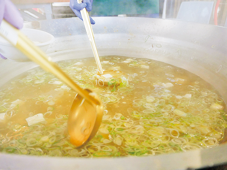 浜の名物「女川汁」でほっこり。両日午前・午後ともに各300杯限定
