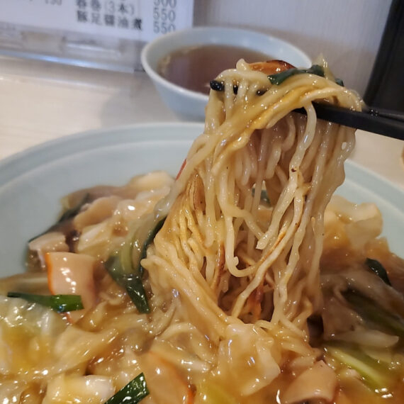 赤いハムもキャベツも焼き目が付いた麺も、具材のどれもが魅力的