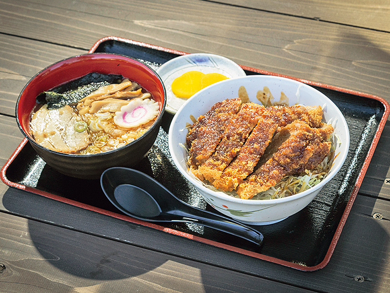 「道の駅 季の里天栄」で人気の「ソースかつ丼とミニラーメンのセット(Aセット)」(1,600円)。天栄米と甘辛いソースかつが相性抜群。ミニラーメンは人気店「牛乳屋食堂」のものが味わえる