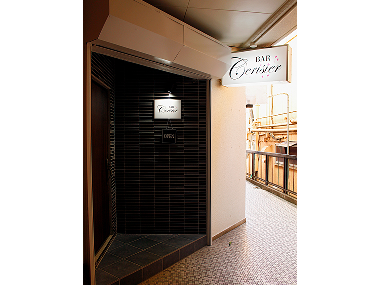 「MIYAKOビル」正面左側の階段を上がり､奥に進んで入店を