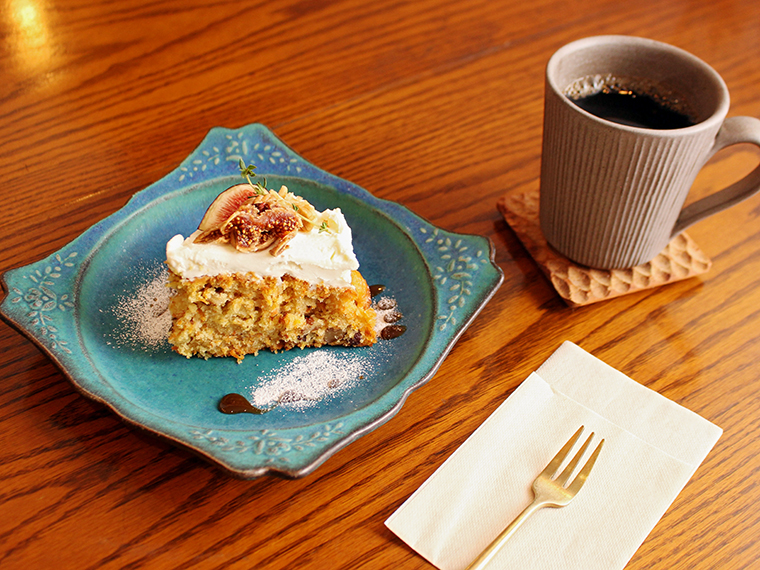 「人参たっぷりキャロットケーキ※トッピングは季節により変更」(660円)とホットコーヒー(500円)。酸味を抑えたオリジナルのブレンドを使用