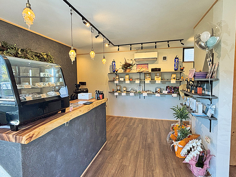 コーヒーや焼き菓子、わんちゃん用の無添加おやつも販売