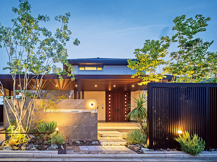 「YKKAP 2025エクステリア スタイル大賞」グランプリ受賞。天然石やタイルなど様々な素材を用いて、デザイン性・機能性にこだわった門柱やアプローチなどの施工を行う