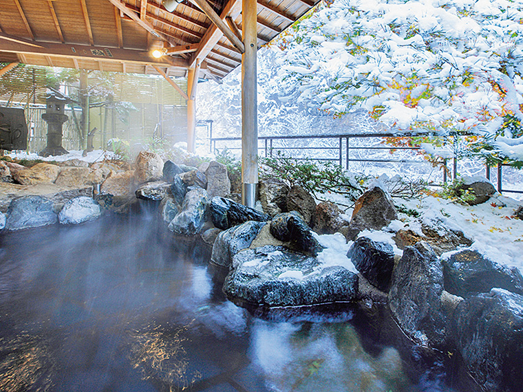 料理を味わった後は温泉でリフレッシュ。弱アルカリ性単純泉の湯は美肌の湯として評判