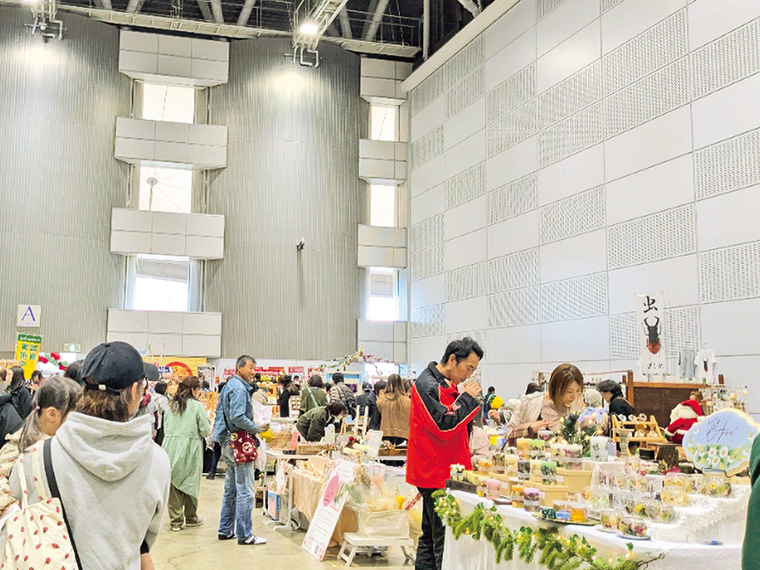 ワークショップ体験の他、パンやオムライス、焼き菓子などのおいしいグルメの出店もあるので、お腹を満たしながら楽しもう