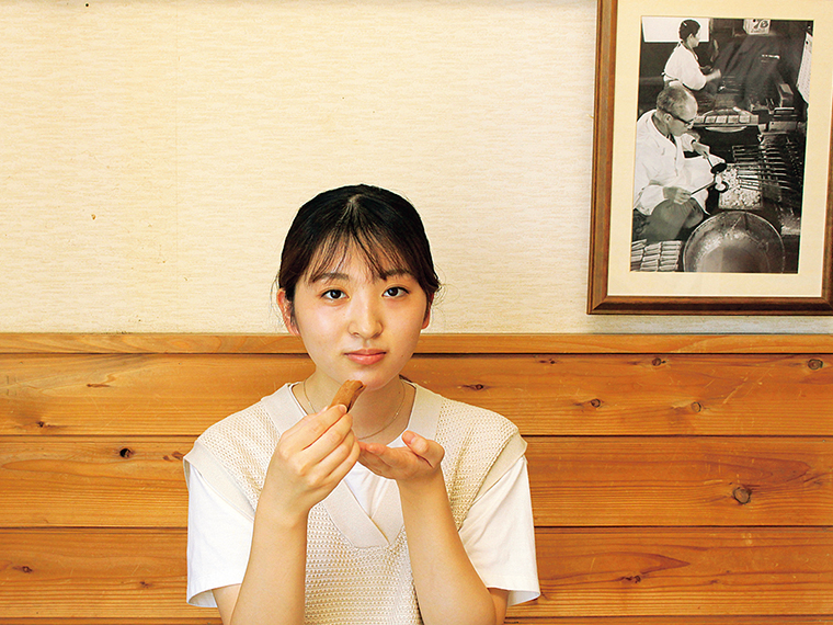 「巻せんべいも上生菓子も、優しく包み込むような甘みがあってとてもおいしかったです。」by真子　「巻せんべいの煮詰め加減のこだわりに驚きました！上生菓子は季節を感じる見た目でとても繊細で綺麗でした」by.美咲