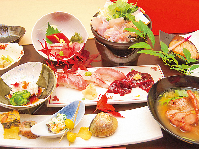 宴会料理（4,400円）の一例。20名までの宴会が可能な掘りごたつ室に加えて、テーブル室も