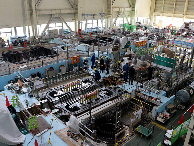 約200mの建屋の一部です。ここにタービンがあります