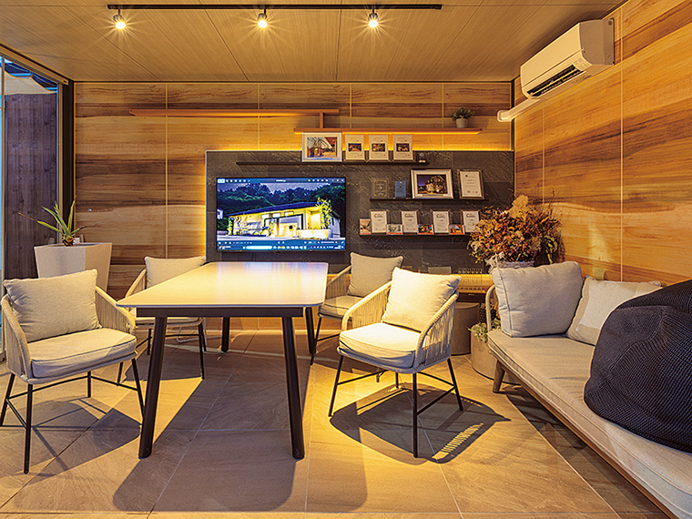 ガーデンルームをリビングのように創った打ち合わせスペース。プランニングから施工まで、ワンストップで柔軟かつ迅速に対応