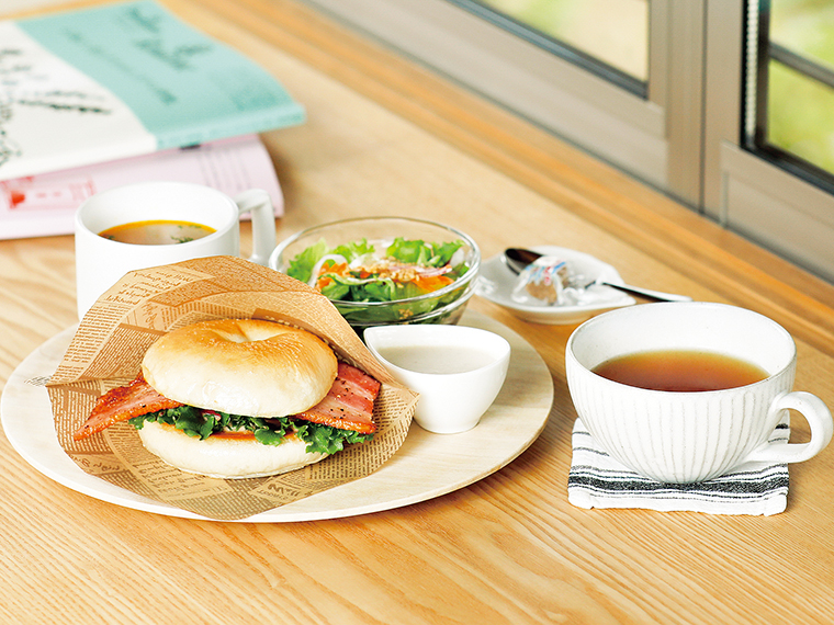 ランチで人気の「BLTサンドセット」（1,210円）。サラダ、スープ、ドリンク、デザートが付いて食べ応え十分。デザートは季節で変わり、写真は芳醇な「酒粕のパンナコッタ」