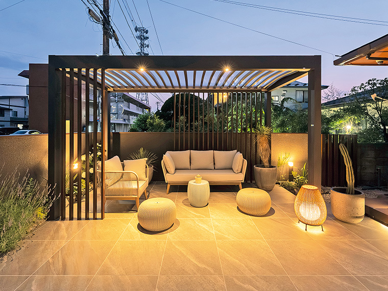 高級感があり手入れもしやすいタイルを使ったテラスに、ソファやテーブルを置いて海外のリゾートホテルのような雰囲気に