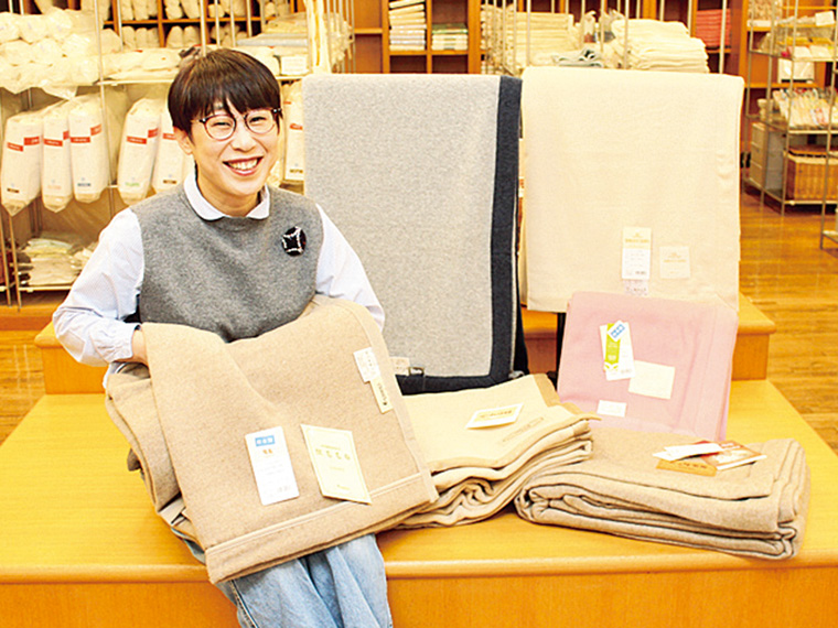 プライスダウンの目玉商品。カシミヤ混毛布は55,000円が38,500円に、カシミヤ毛布は220,000円が132,000円に