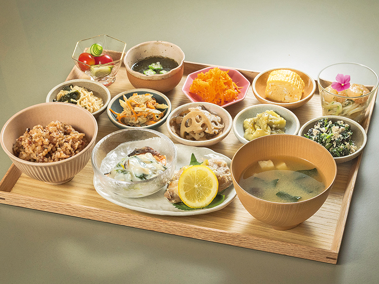 腸活ランチ「guu.おばんざい」（2,400円）は、農薬を使わず自然栽培で育った野菜と、添加物不使用の発酵調味料を使用。ご飯は食物繊維豊富で栄養価の高い「寝かせ玄米」。この日は鮭のクリーム煮と鶏のネギ塩和えがメイン