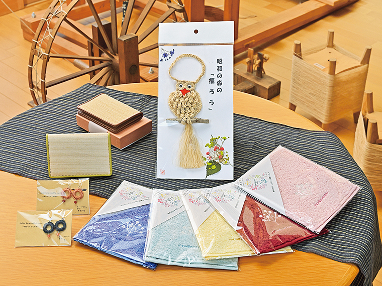 村民手作りのピアスや小物入れなどの可愛らしい商品も。写真手前から時計回りに「からむし刺繍×浅野撚糸 ミニタオル（全5種類）」（各1,430円）、「苧ピアス（天然石付き）」（各2,200円※ノンホールタイプもあり）、「からむし名刺入れ（全9種）」（7,975円）、「昭和の森の福ろう」（1,530円）