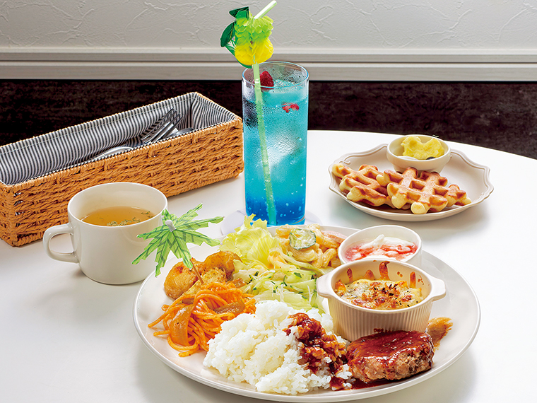 「ワンプレートランチ」（1,300円）。写真右上はワンちゃん用おやつ（500円）