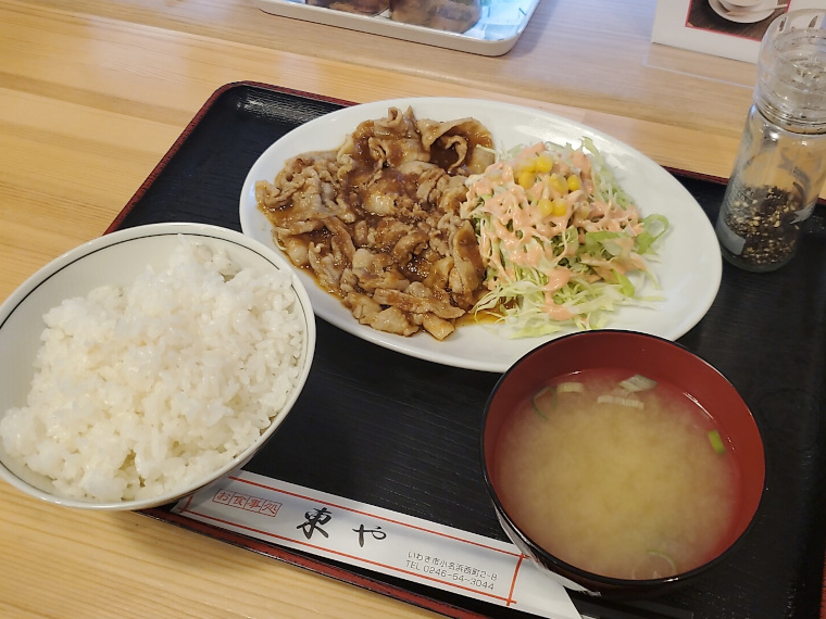 「焼肉定食」（1,000円）。キャベツ山にかかる雲海の如き焼き肉