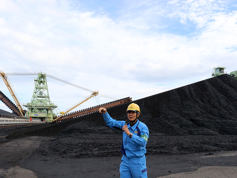 見慣れない光景ですが、後ろの三角の山が石炭です。普段は見られないところを見せてくださいました