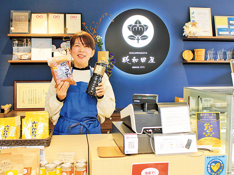 イートインスペースもあり、「塩糀入りソフトクリーム」（400円）や 「甘酒」（330円）などが味わえる