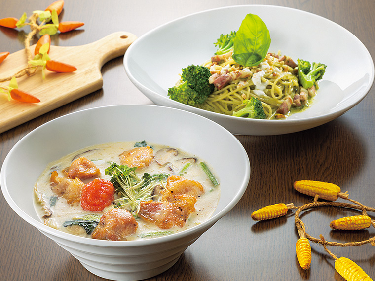 手前が「鶏ももとごま豆乳のスープパスタ 明太子添え」、奥が「パンチェッタとブロッコリーのナッツバジルソース」