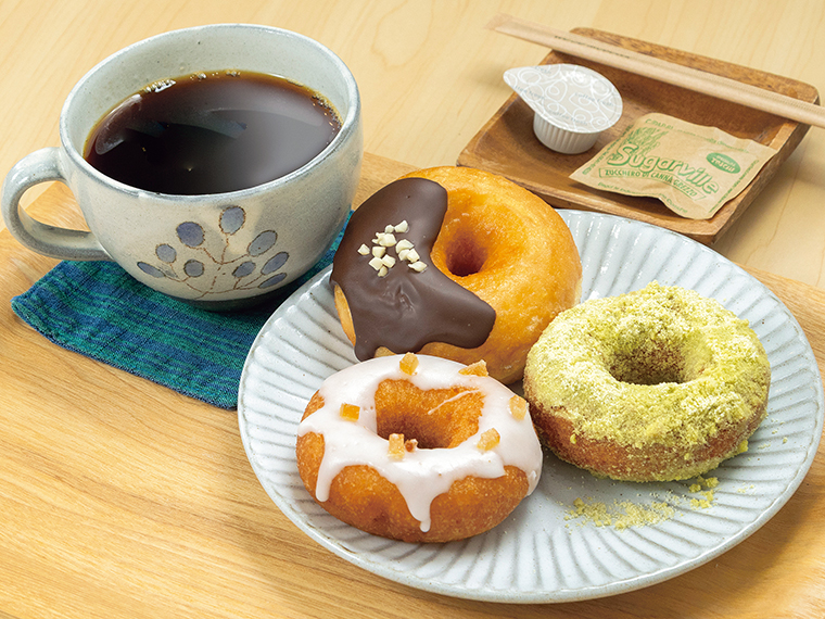 日替わりで豆の銘柄が変わる自家焙煎コーヒーと、おからドーナツでひと息。ドリンクやドーナツはテイクアウトもできる