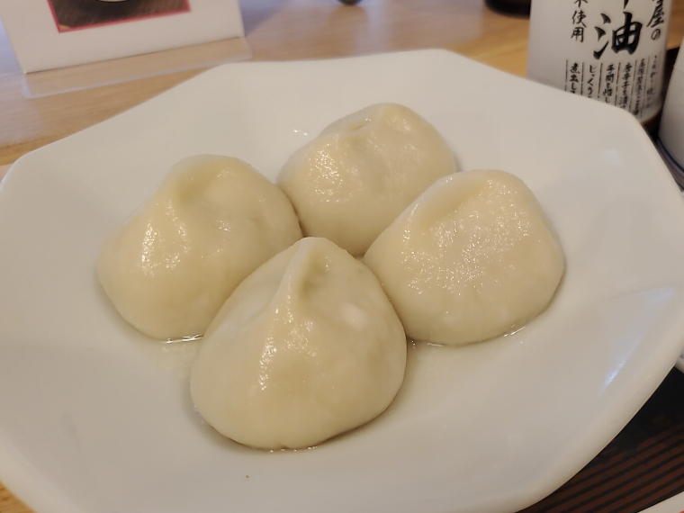 東やさんの餃子は水餃子（4個600円）。もっちもちに癒やされます