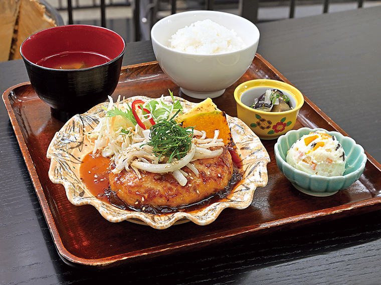 人気の「和風ハンバーグ」（900円）。季節の野菜を取り入れたソースが絶品